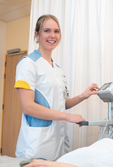 Bibi - neurologie verpleegkundige Bibi is verpleegkundige op de afdeling neurologie van het Anna Ziekenhuis