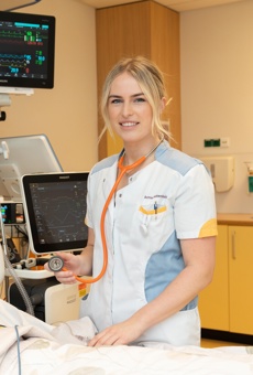 IC verpleegkundige bij monitor aan patiëntenbed Serena  is IC/CCU verpleegkundige in het Anna Ziekenhuis