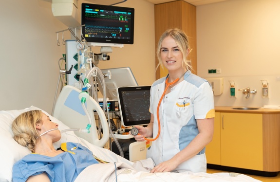 IC verpleegkundige bij monitor aan patiëntenbed Serena  is IC/CCU verpleegkundige in het Anna Ziekenhuis