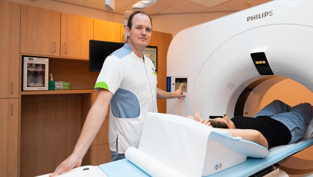 Radiologisch Laborant, Paul, maakt een CT scan bij patiënt