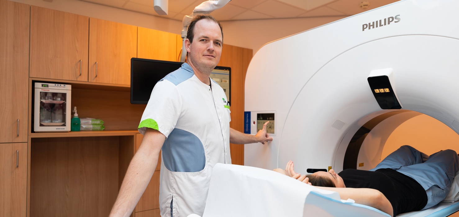 Radiologisch Laborant, Paul, maakt een CT scan bij patiënt