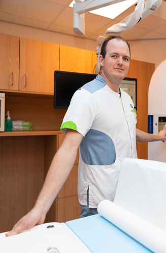 Radiologisch Laborant, Paul, maakt een CT scan bij patiënt