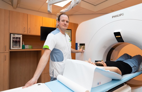 Radiologisch Laborant, Paul, maakt een CT scan bij patiënt