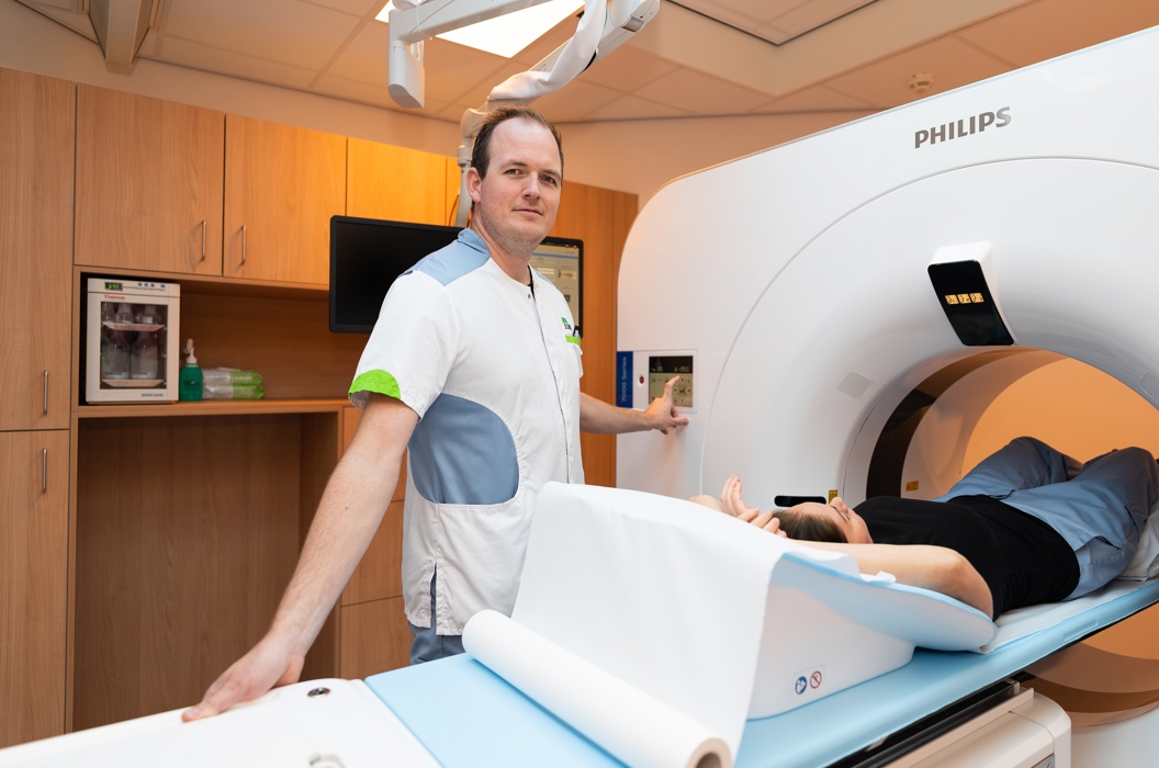 Radiologisch Laborant, Paul, maakt een CT scan bij patiënt