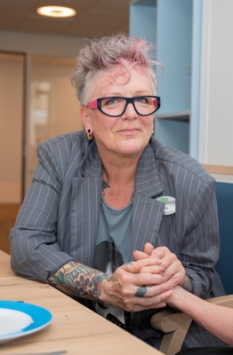 Inge (welzijnswerker) houdt hand vast van bewoonster Inge is welzijnsmedewerker bij Anna Ouderenzorg