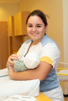 Romana - verpleegkundige in opleiding Romana is verpleegkundige op de afdeling neonatologie van het Anna Ziekenhuis