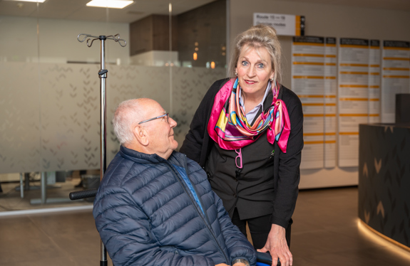 Nelloeska gastvrouw centrale hal Anna Ziekenhuis