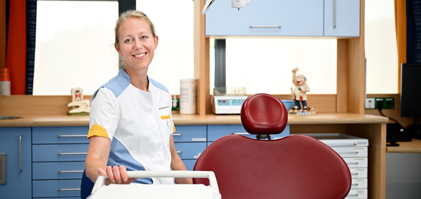 Femke - tandarts angstbegeleiding Femke is tandarts angstbegeleiding bij het Anna Ziekenhuis