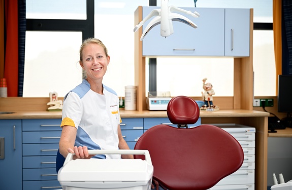 Femke - tandarts angstbegeleiding Femke is tandarts angstbegeleiding bij het Anna Ziekenhuis