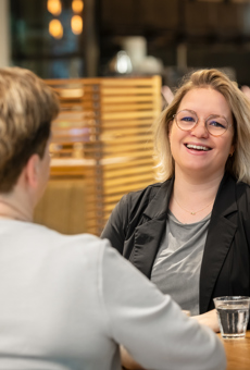 Secretaresse Carla maakt praatje met bewoner van Anna Ouderenzorg  Carla secretaresse bij Anna Ouderenzorg