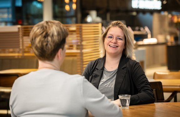 Secretaresse Carla maakt praatje met bewoner van Anna Ouderenzorg  Carla secretaresse bij Anna Ouderenzorg