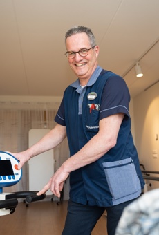 Eric - verpleegkundige CHR Eric is verpleegkundige bij Anna Ouderenzorg op de afdeling Centrum voor Herstel en Revalidatie