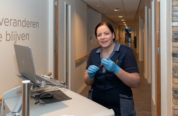 Dyonne verzorgende IG bij Anna Ouderenzorg in het Centrum voor Herstel en Revalidatie Dyonne is verzorgende IG bij Anna Ouderenzorg in het Centrum voor Herstel en Revalidatie