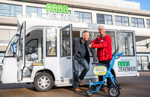 Frans vrijwilliger shuttle bus Anna Ziekenhuis